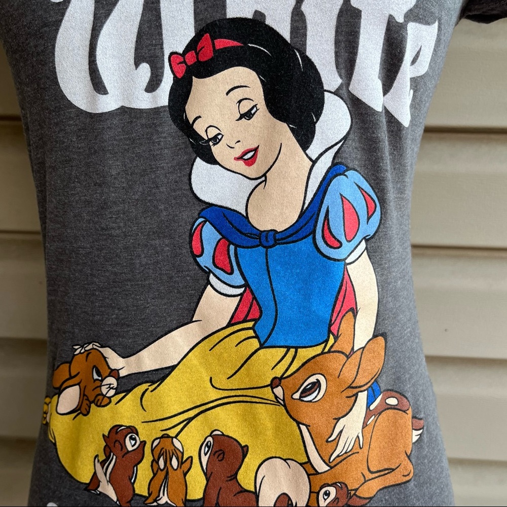 •Disney• Snow White and the Seven Dwarfs Short Sleeve Tee - Size Small - Picture 4 of 8